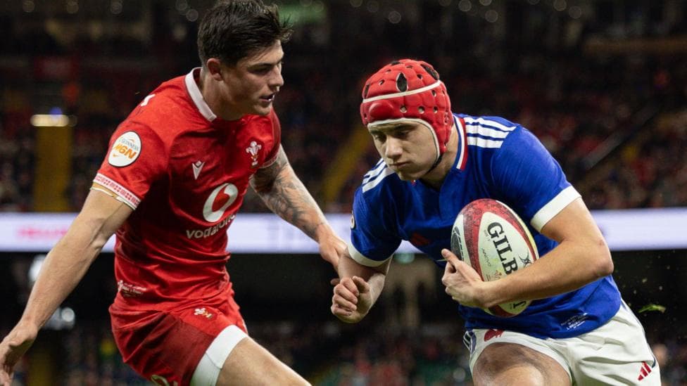 France hammer Wales to keep Grand Slam dream alive