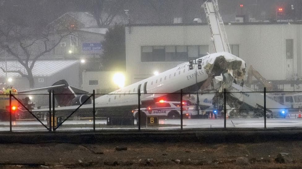 Watch: How the deadly LaGuardia Airport crash unfolded